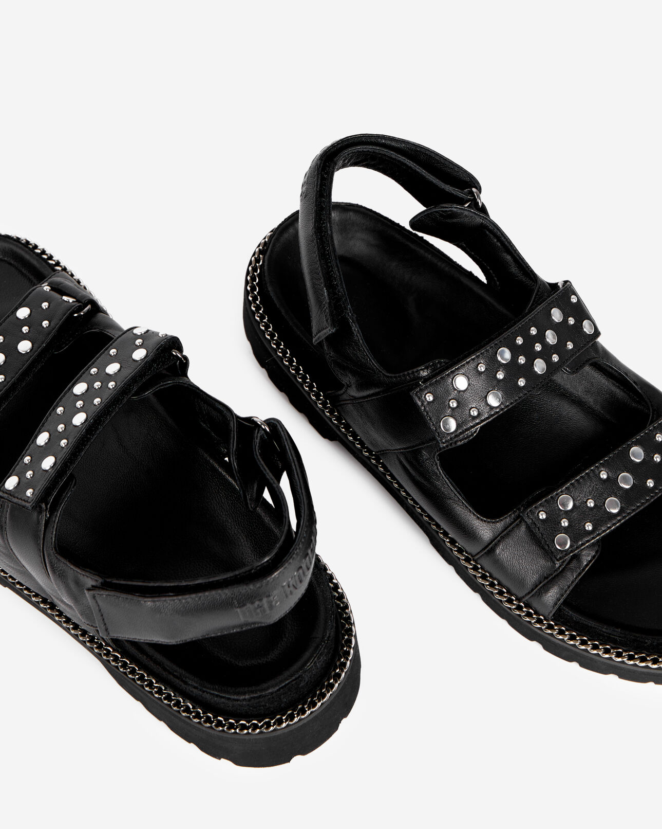 The Kooples FEMME BLACK sandales plates en cuir noir avec chaîne et clous