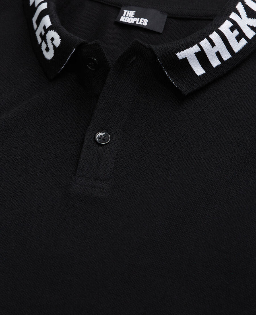 schwarzes poloshirt mit logo am kragen