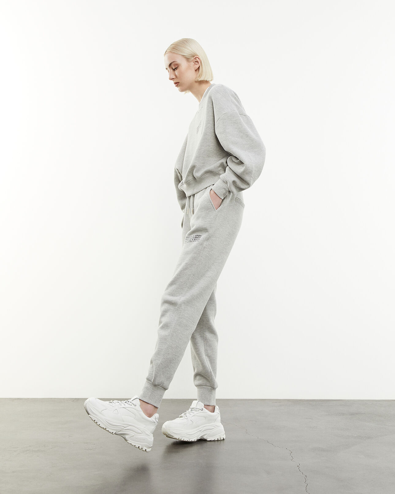 The Kooples FEMME LIGHT GREY MELANGE jogging gris à logo imprimé