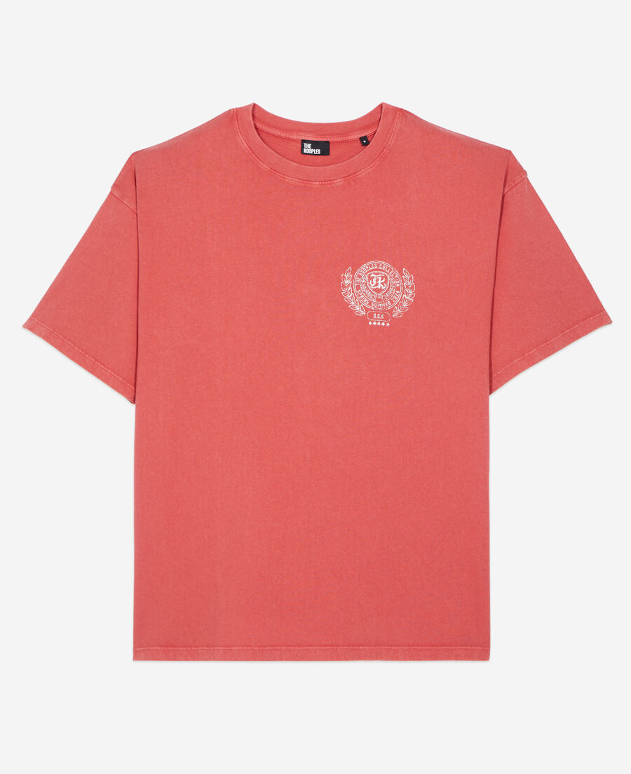 rotes t-shirt mit wappen-siebdruck