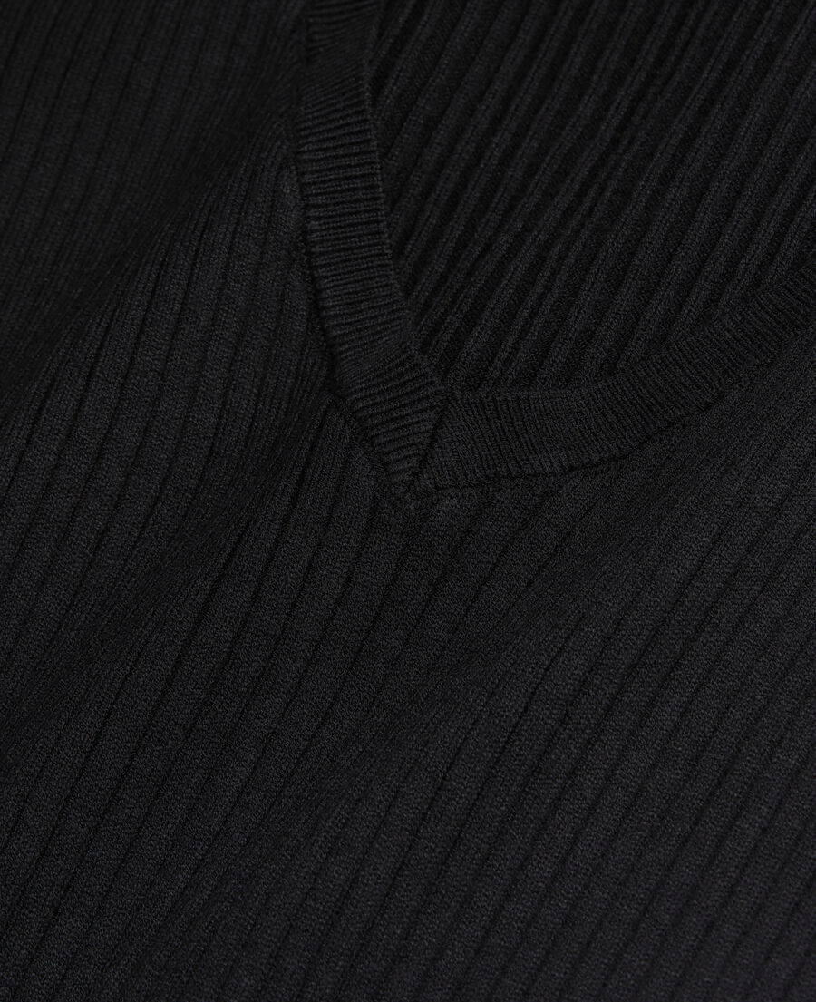 schwarzer pullover aus feinem rippstrick