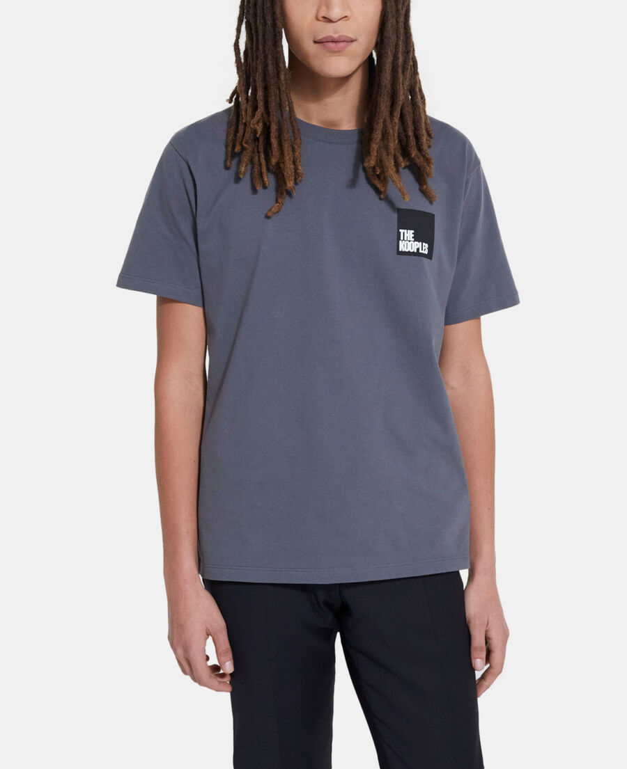 gray t-shirt