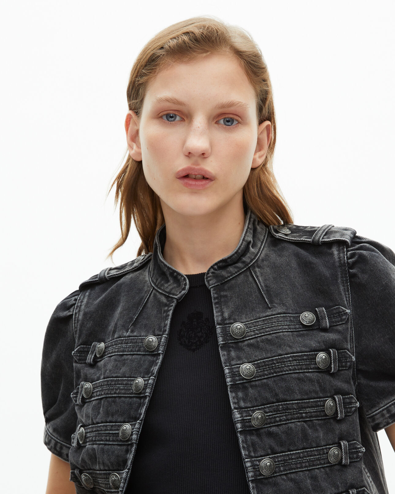 The Kooples DAMEN BLACK WASHED kurzärmelige offiziersjacke aus grauem denim