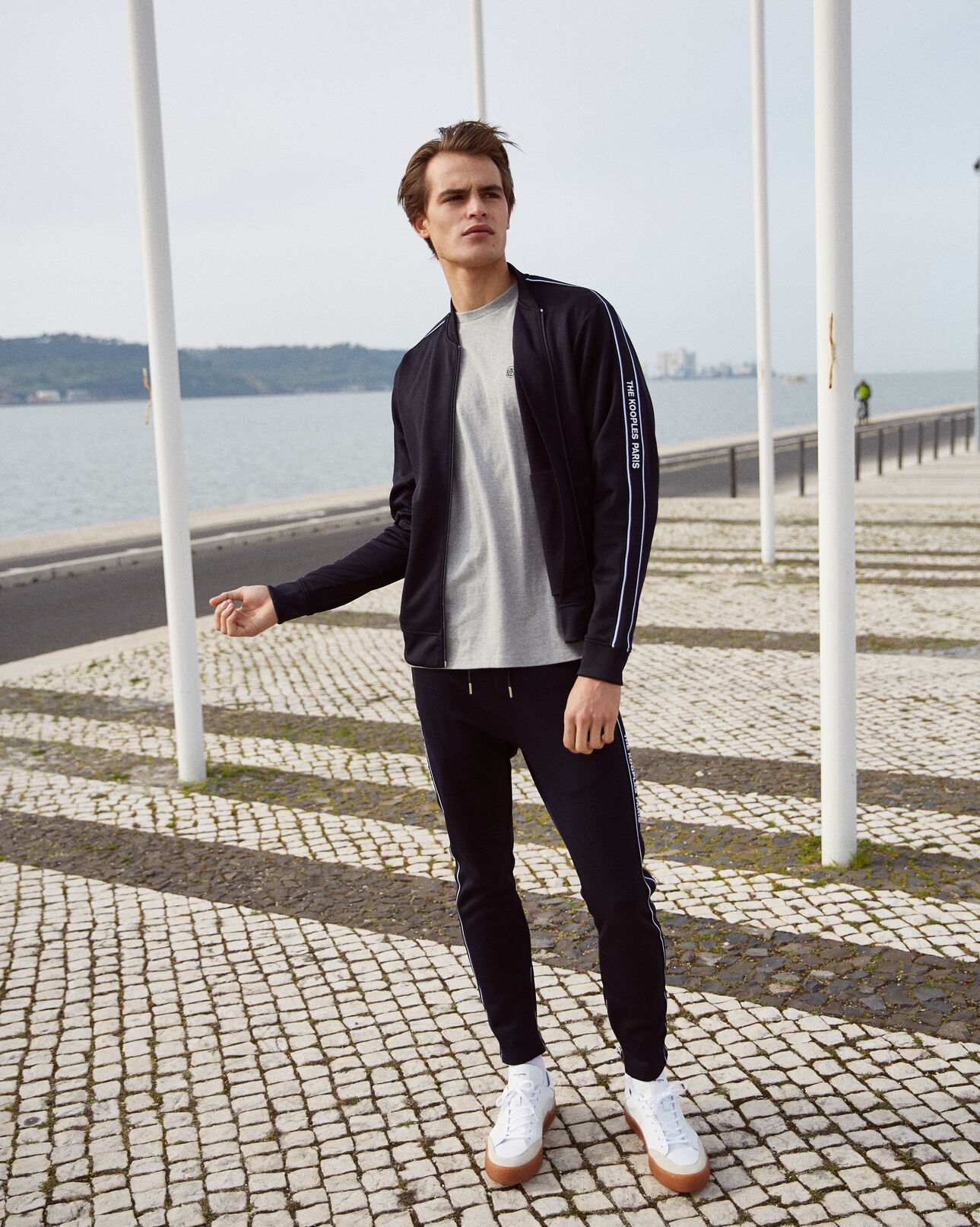 The Kooples HOMME NAVY bas de jogging skinny bleu marine avec bande rouge et logo et zip