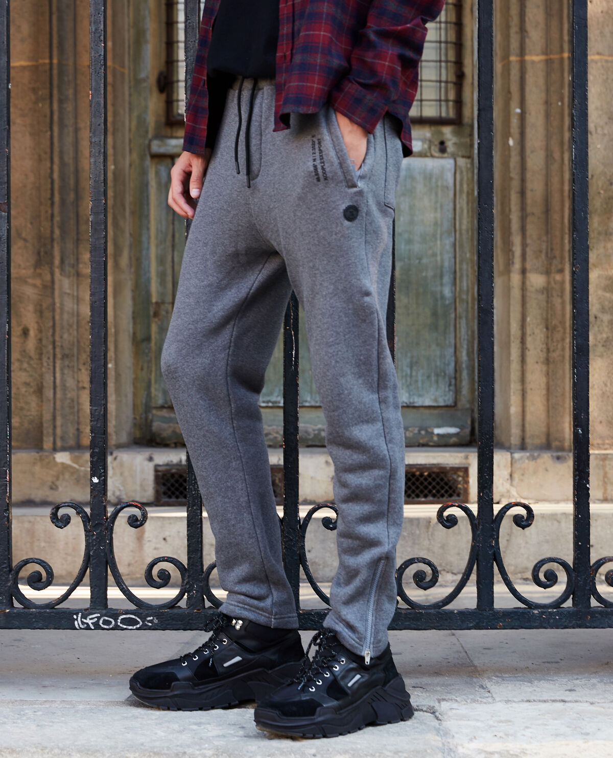 Dark grey joggers outfit 2025