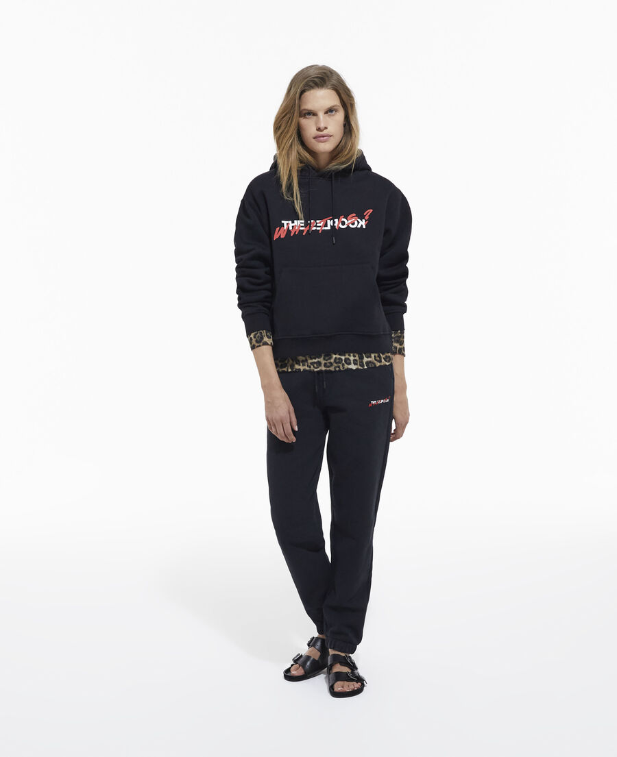 schwarze jogginghose mit what is-print