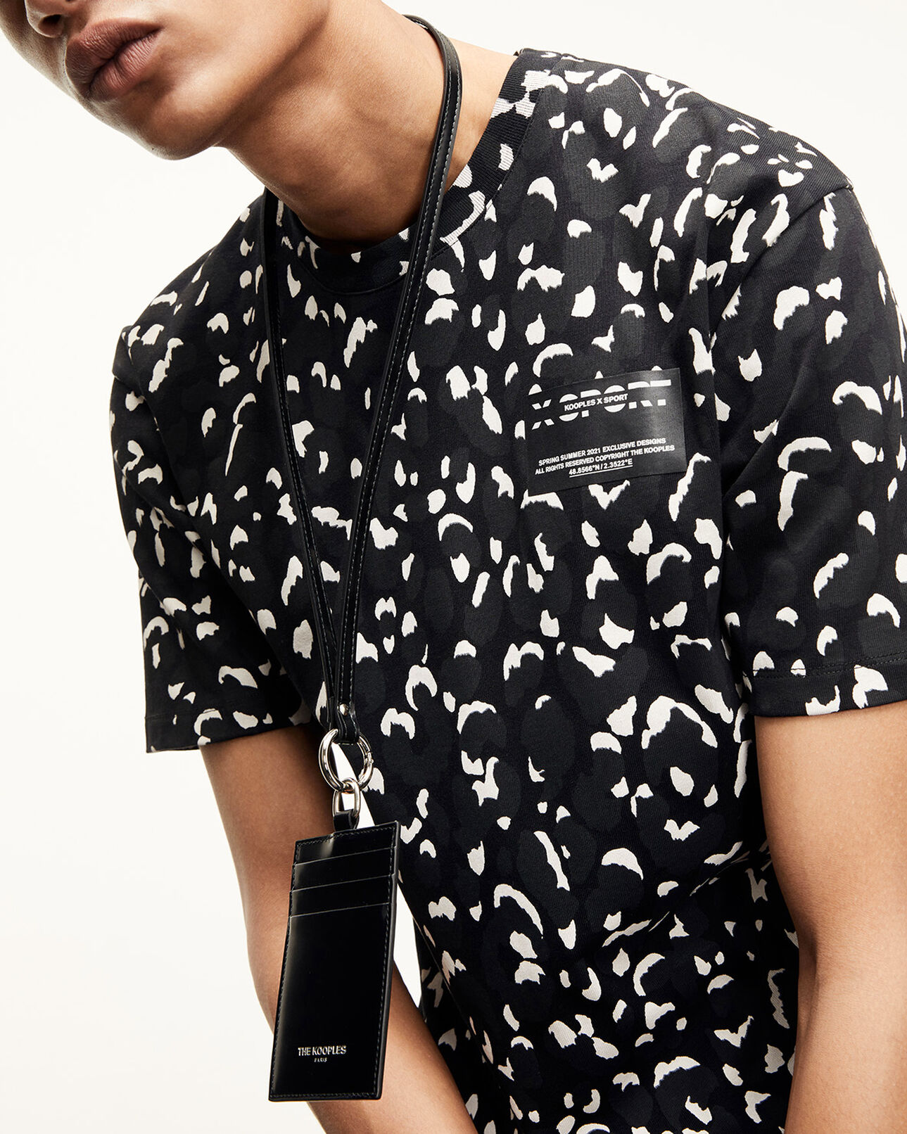 The Kooples DAMEN BLACK schwarzes kartenetui aus leder mit riemen
