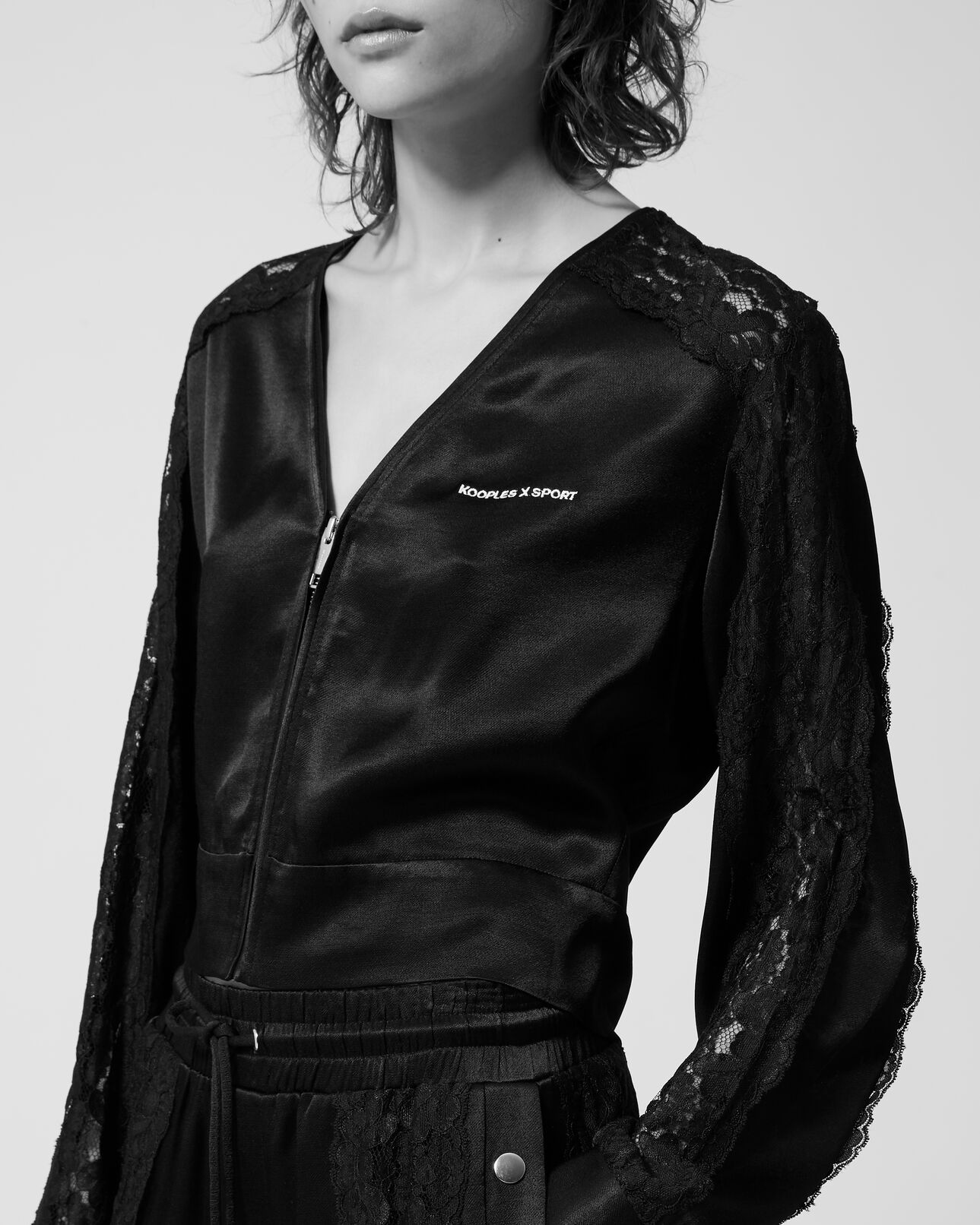 The Kooples MUJER BLACK chaqueta satén negra cremallera encaje