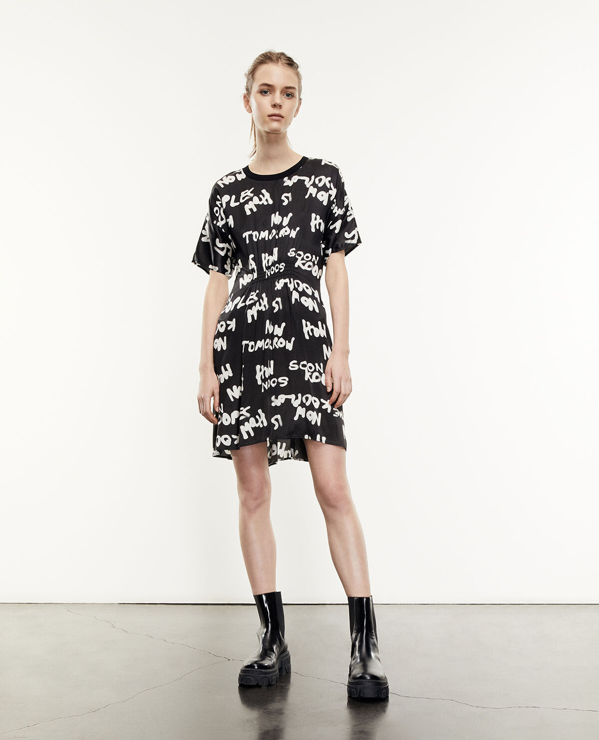 Robe courte noire et blanche on sale