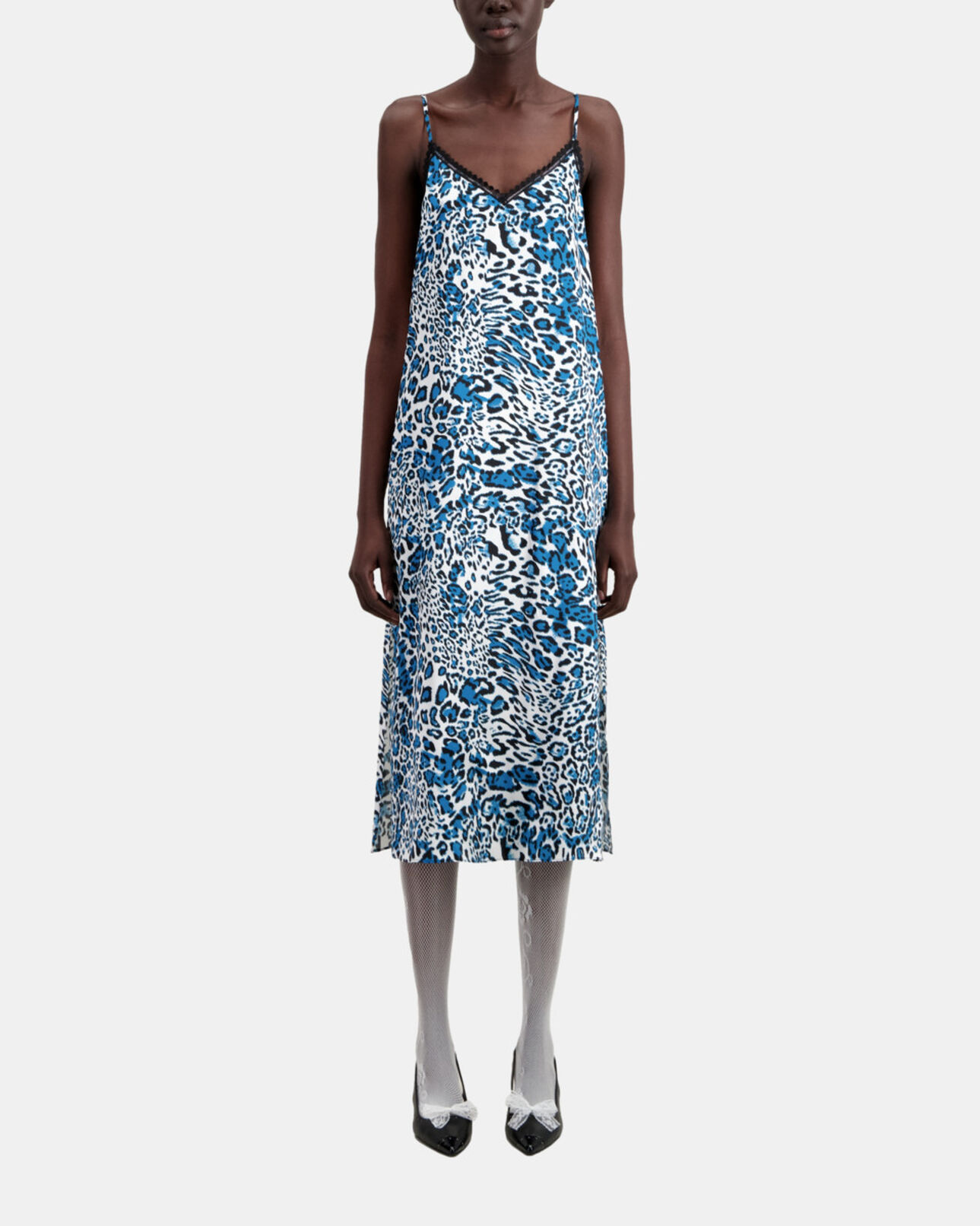 The Kooples FEMME BLUE WHITE robe nuisette longue en soie imprimée avec détails en dentelle