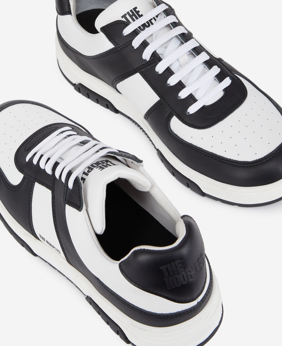 baskets noires et blanches