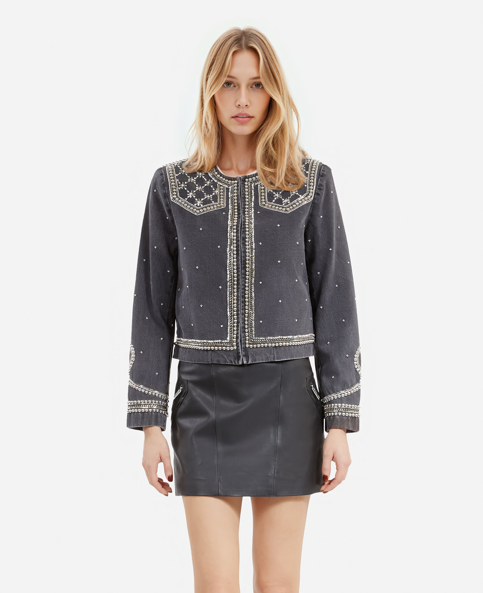 The Kooples DAMEN BLACK WASHED jeansjacke mit grauen nieten und perlen