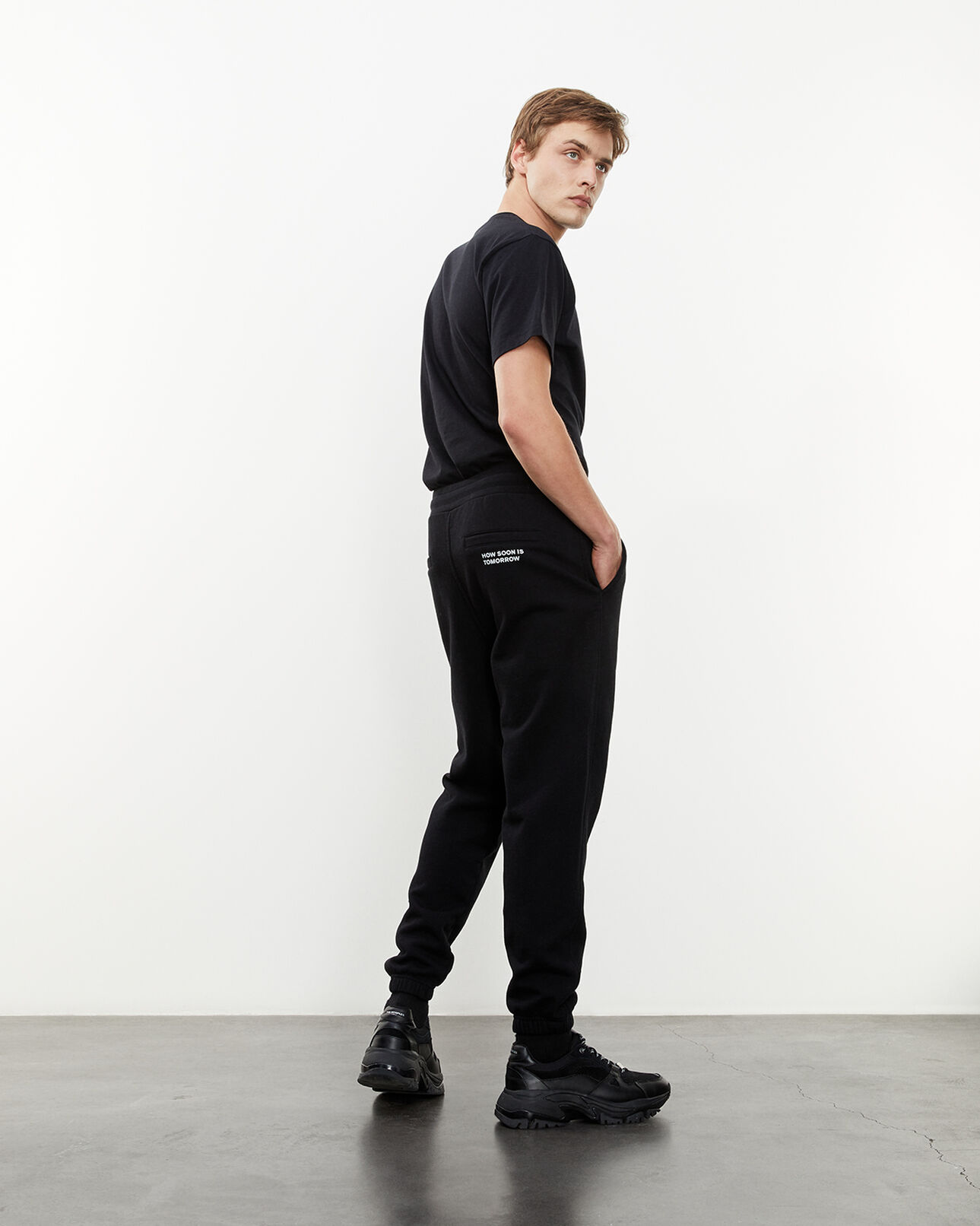 The Kooples HOMME BLACK jogging noir coton à logo contrastant
