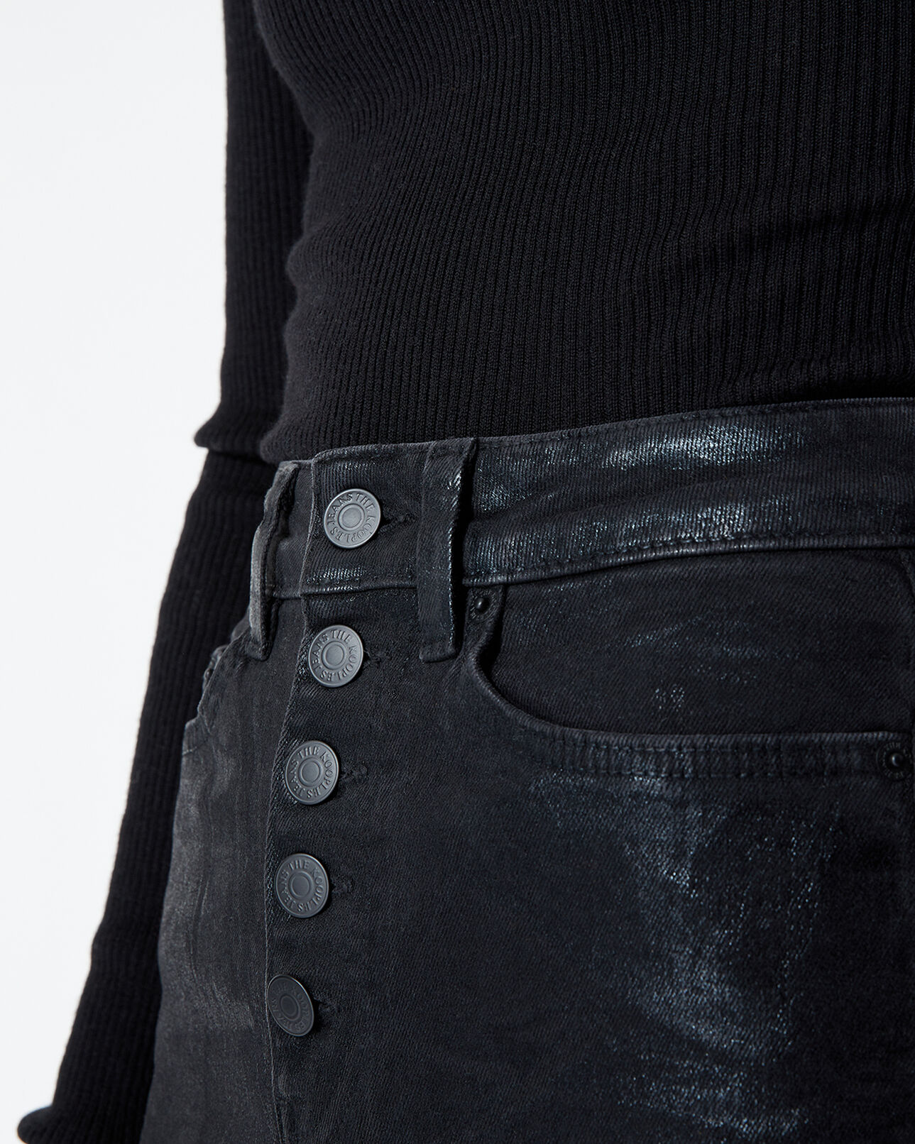 The Kooples FEMME BLACK jean noir enduit à boutons apparents