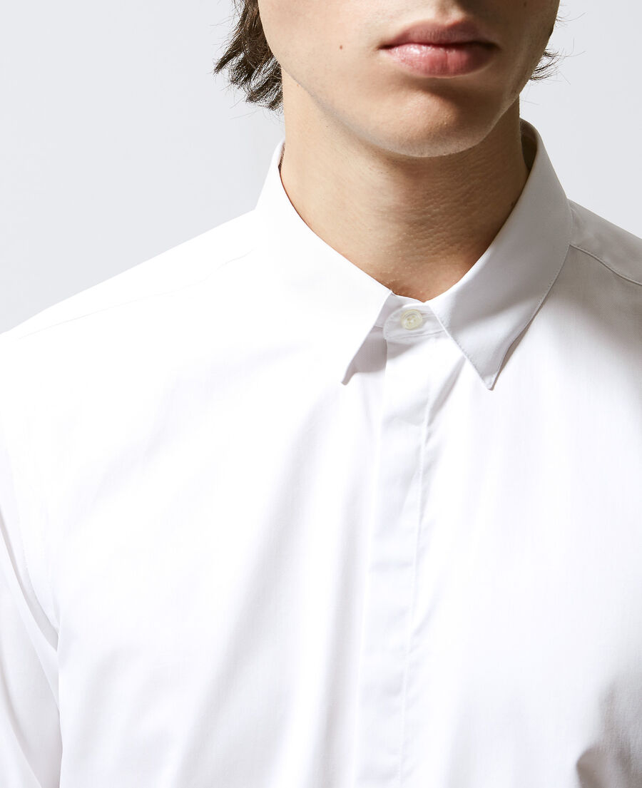 camisa blanca con cuello clásico ajustada