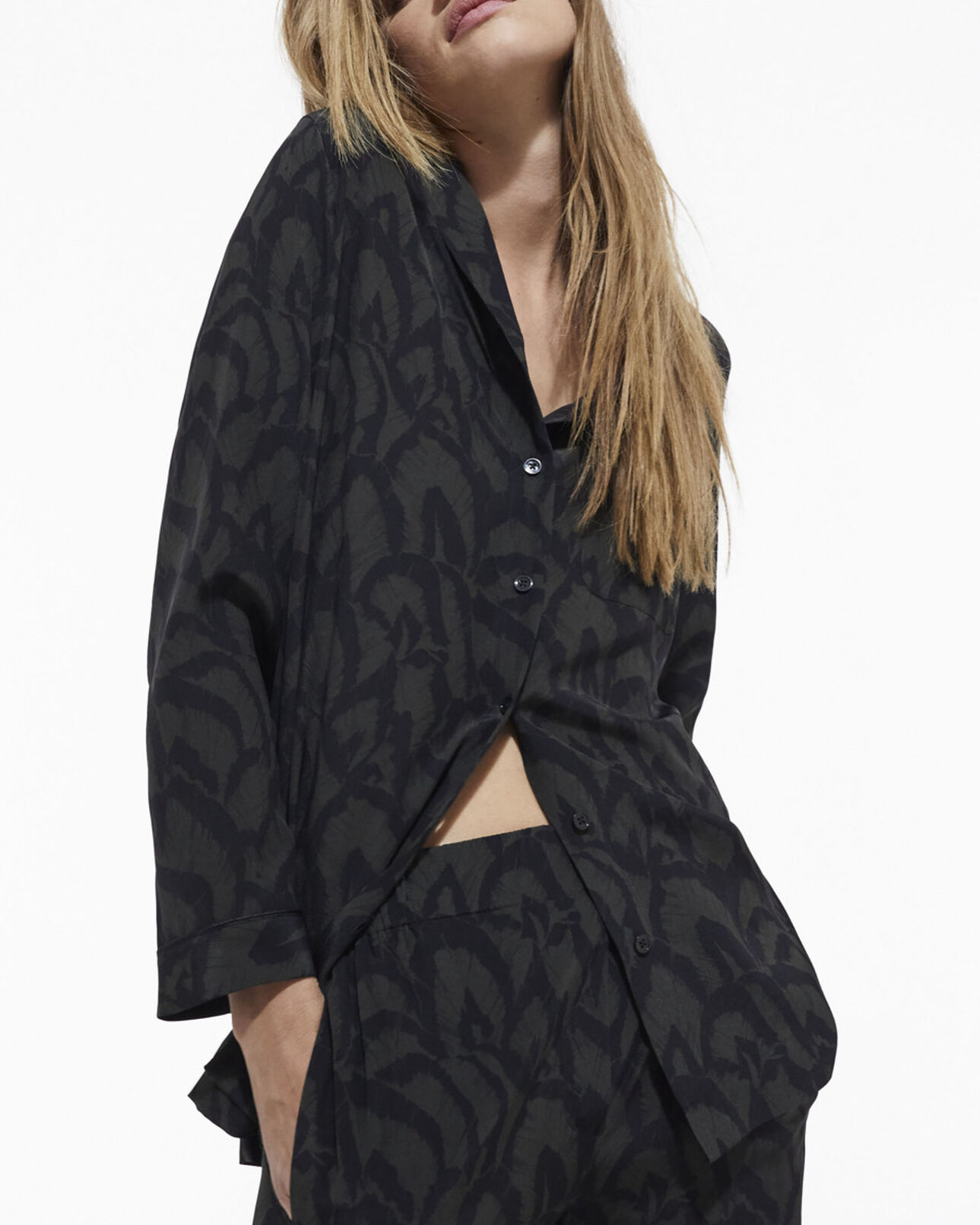 The Kooples MUJER KAKI BLACK camisa seda estampada