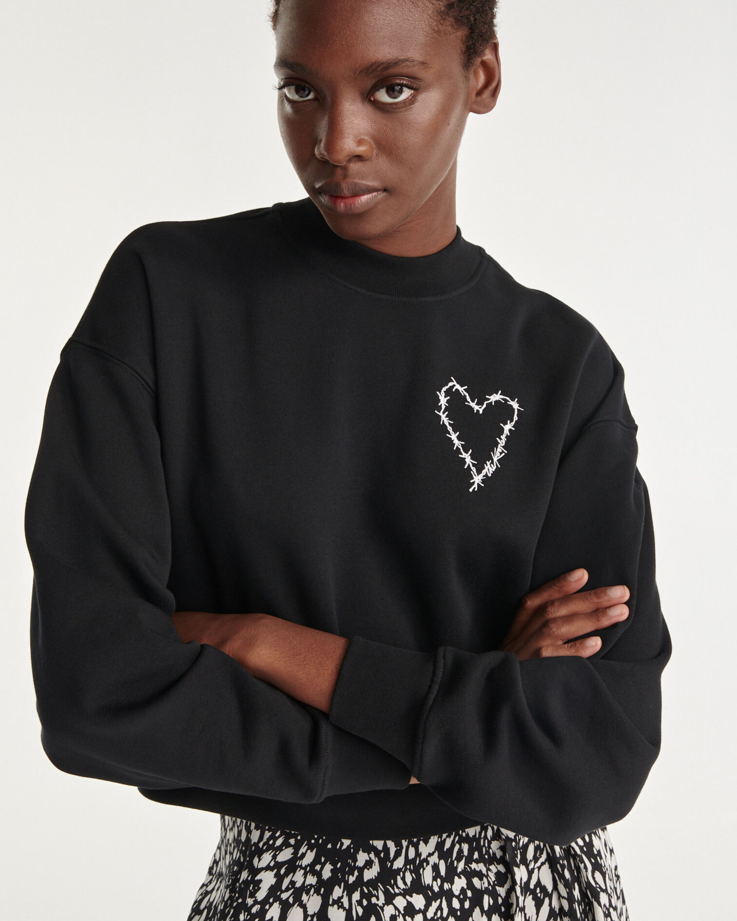 Short black sweatshirt with barb wire heart, BLACK, hi-res image number null