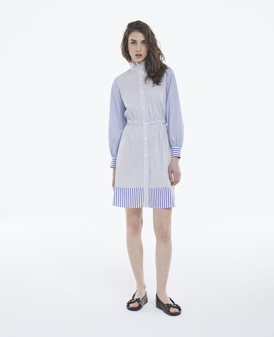 kurzes kleid mit himmelblauen streifen
