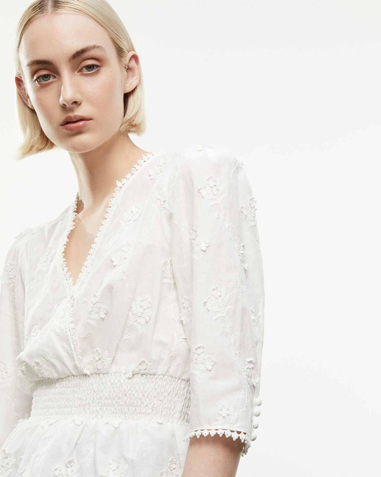 The Kooples FEMME ECRU top coton écru à smocks et fleurs relief