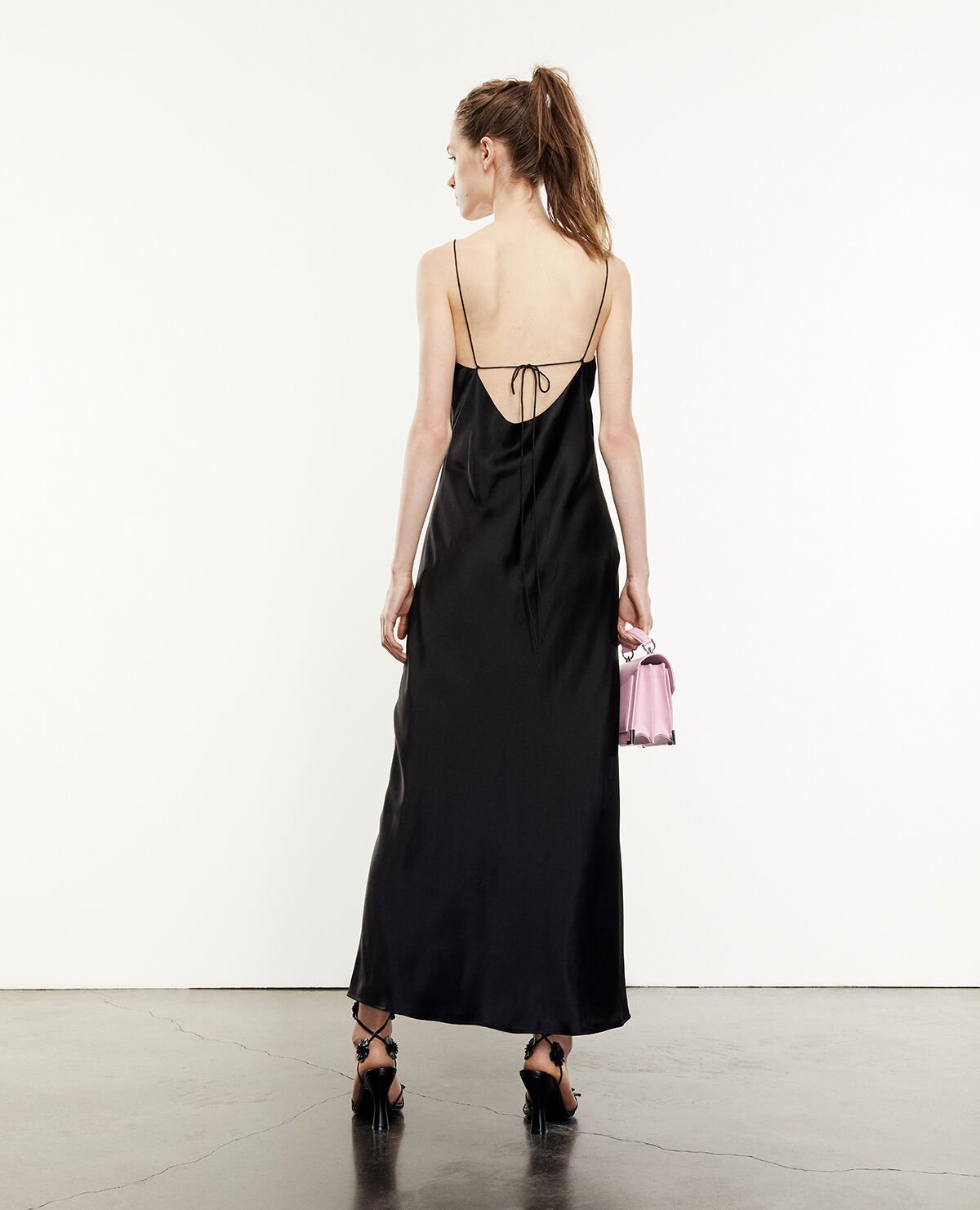 Robe longue noire fines bretelles soie The Kooples