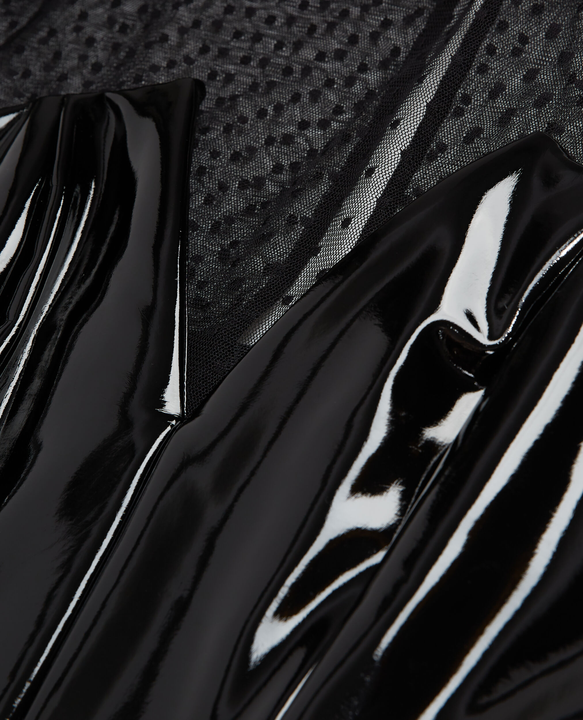 Robe courte noire effet vinyle The Kooples