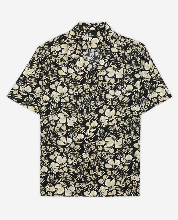 camisa floral con cuello hawaiano
