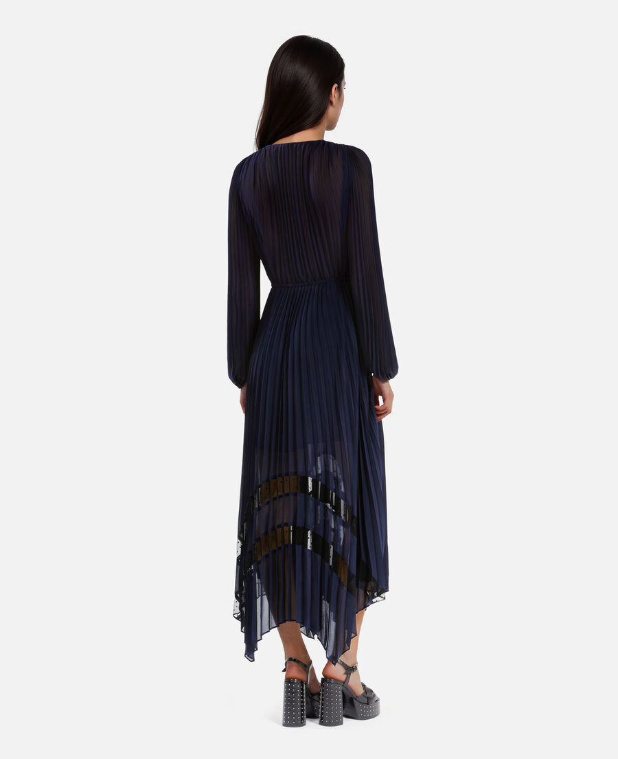 langes marineblaues kleid mit plissierung