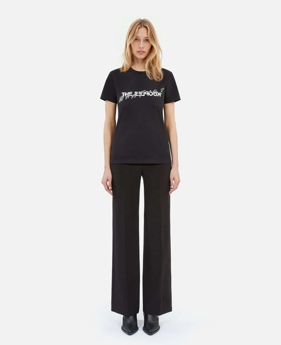 schwarzes t-shirt mit „what is“-strassbesatz