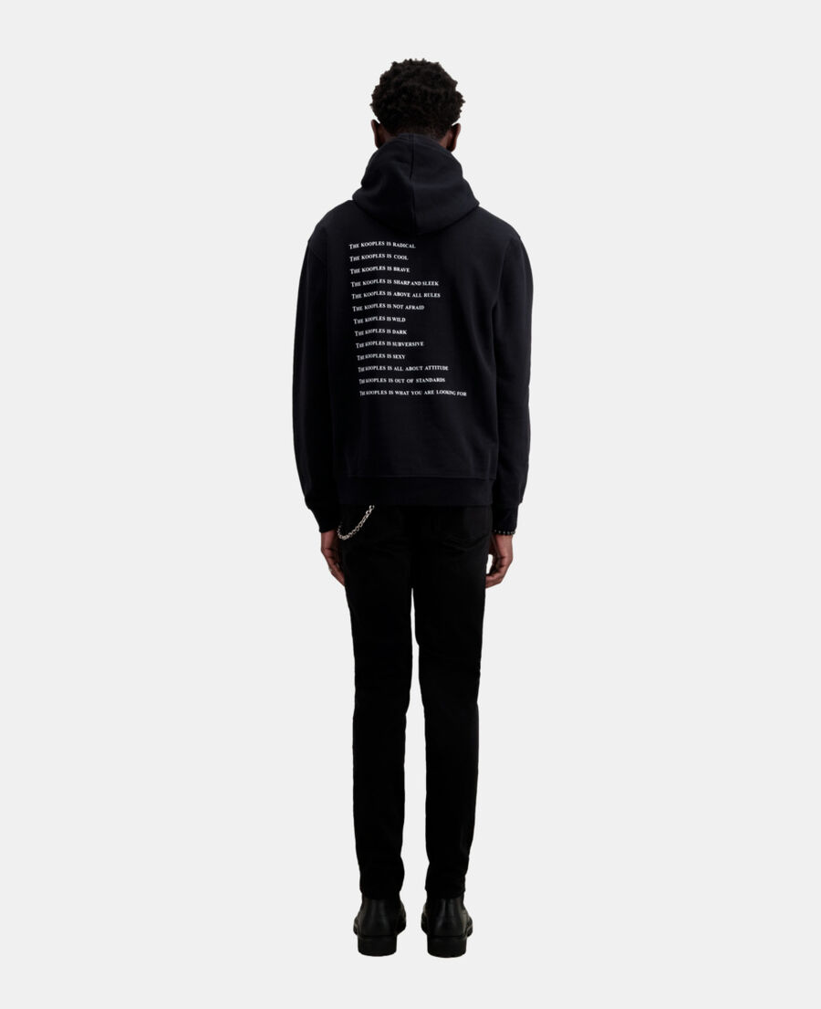 schwarzes sweatshirt mit „what is“-schriftzug