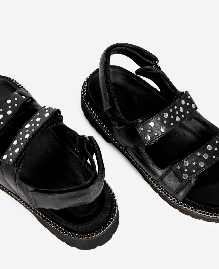 schwarze flache sandalen mit kette und nieten