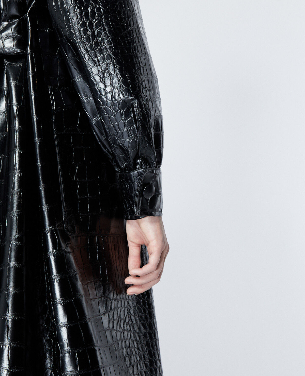 Long black coat w croc print leather collar