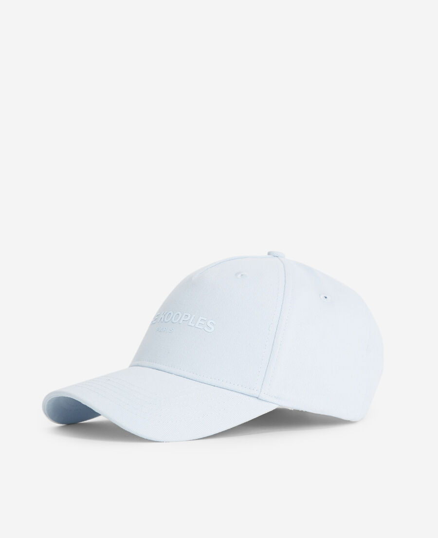 gorra azul con logotipo