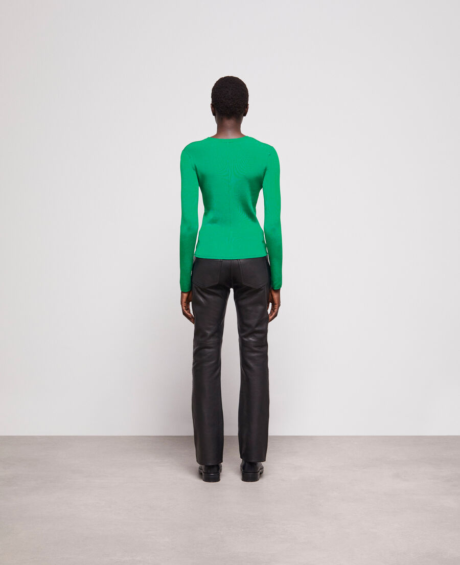 grüner, eng anliegender pullover
