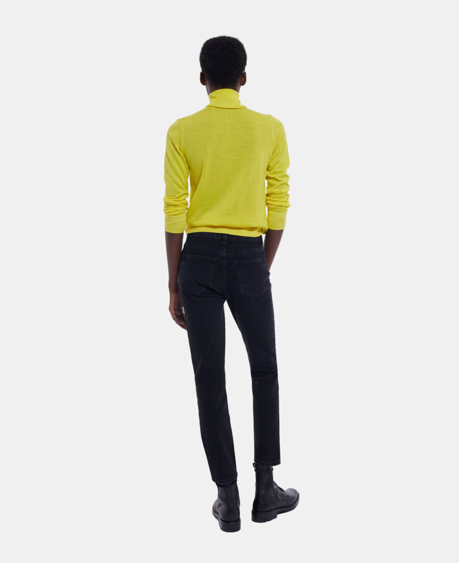 pull en laine jaune