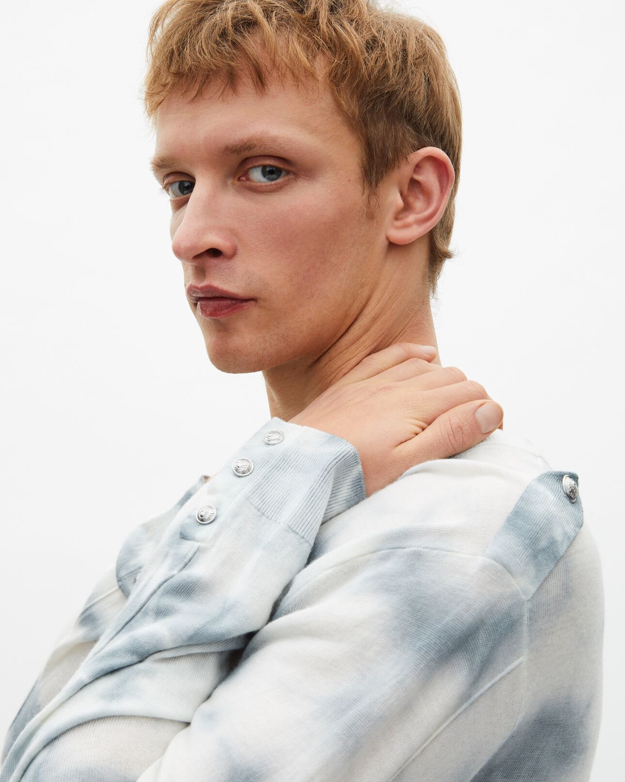 The Kooples HOMME LIGHT BLUE/WHITE pull en laine mérinos tie and dye bleu