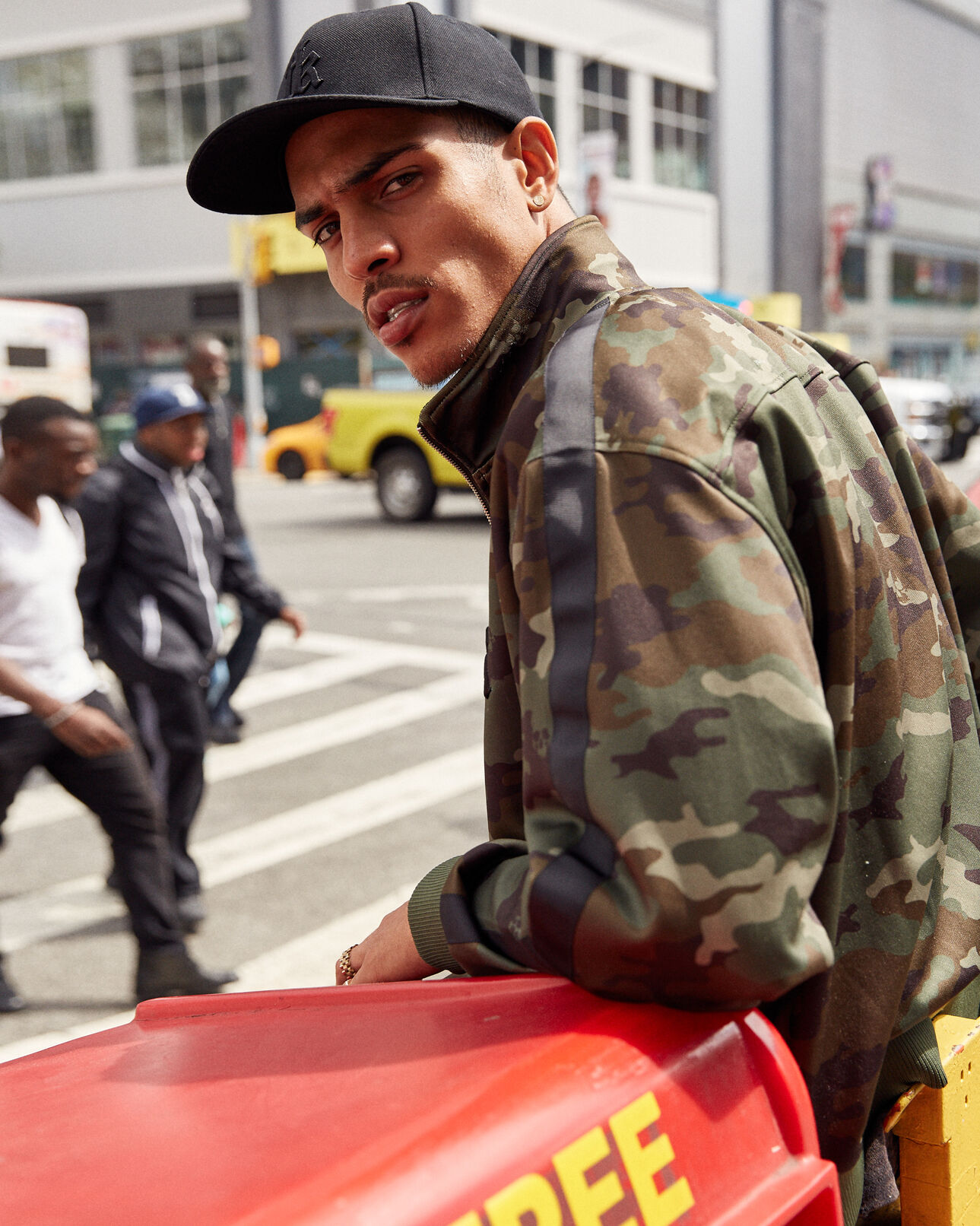 The Kooples HOMME KAKI sweat matière technique zippé imprimé camouflage