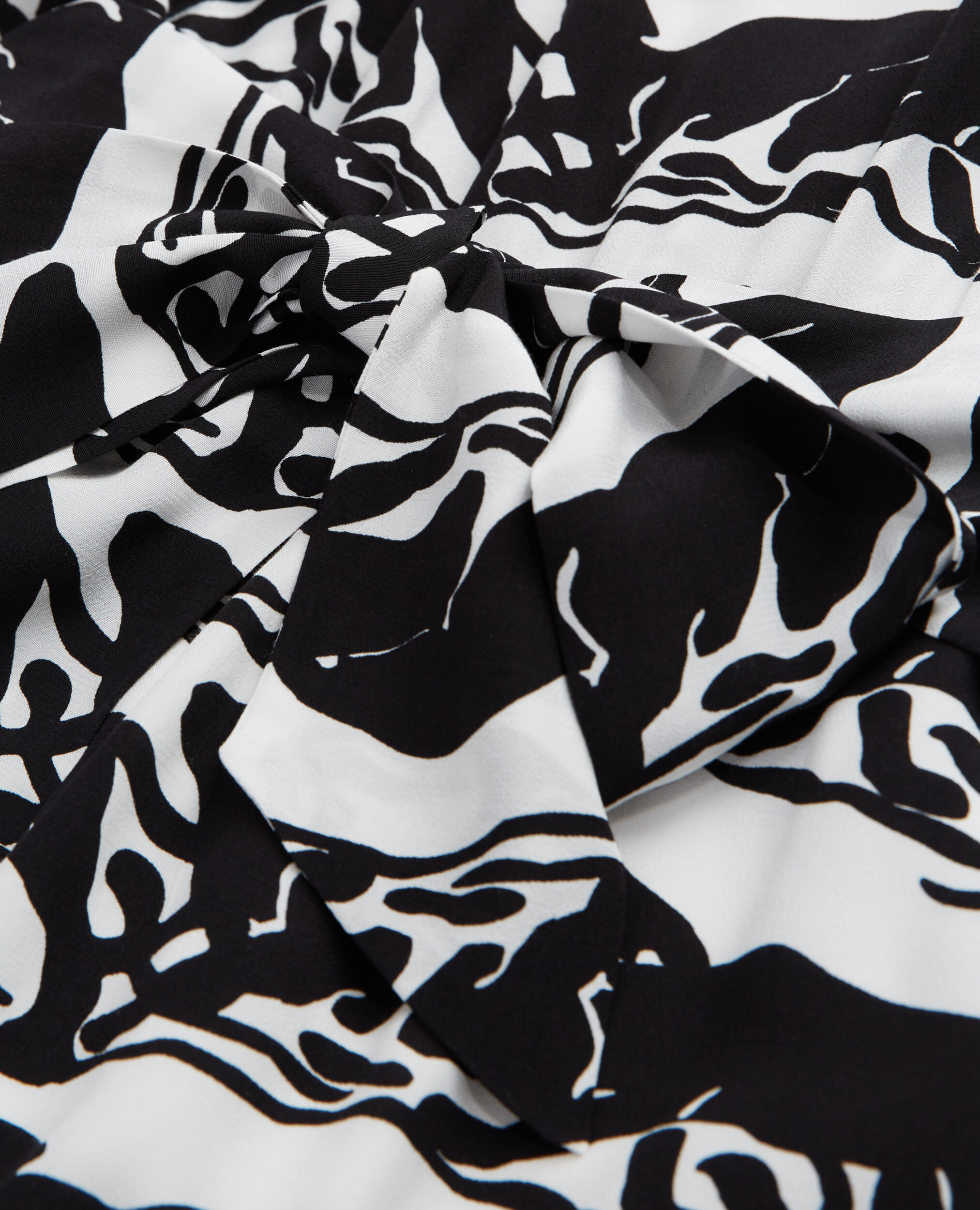 Kurzes Kleid mit Gürtel und Print, BLACK / WHITE, hi-res image number null