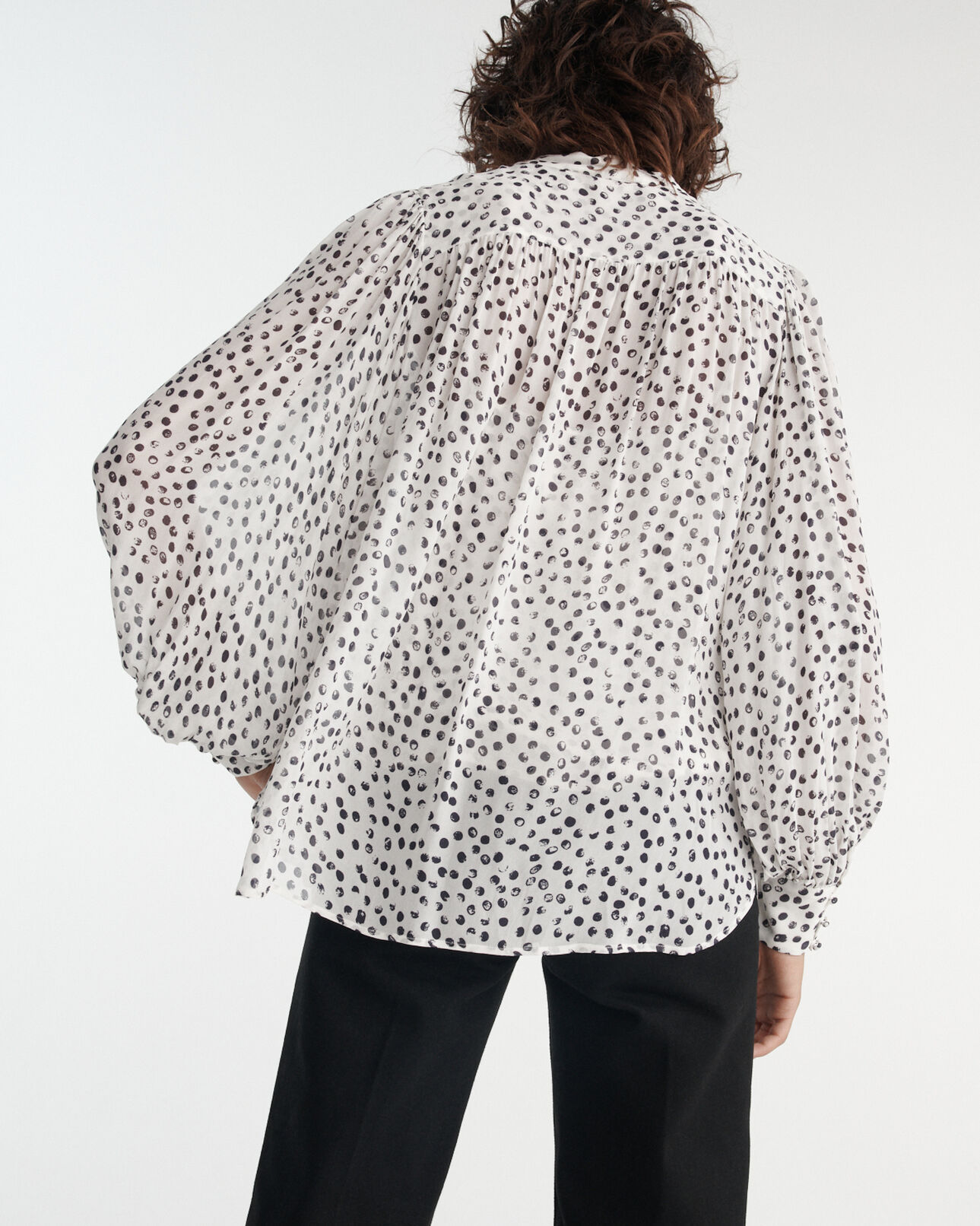 The Kooples FEMME WHITE / NAVY top fluide blanc manches longues à pois