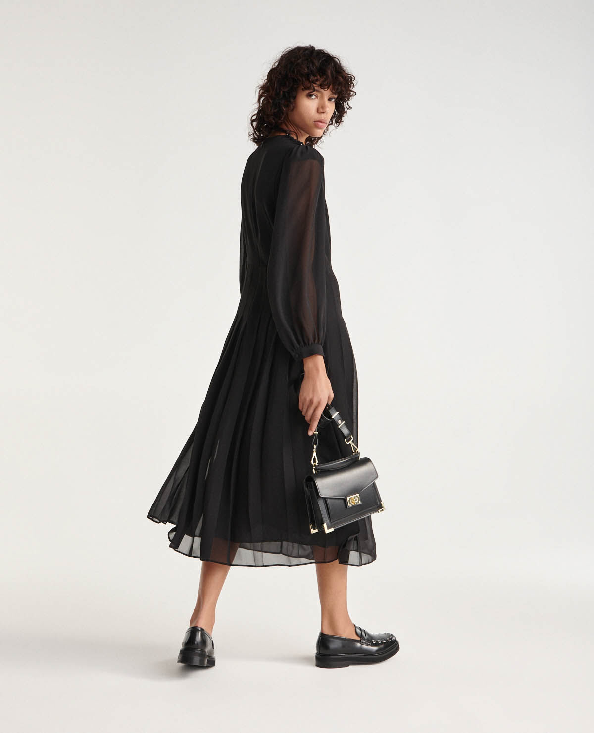 Robe noire plissée manche on sale longue