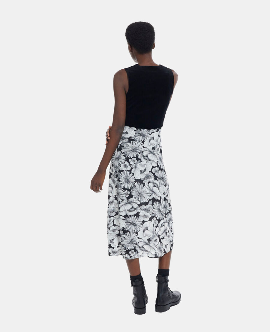 langes seidenkleid mit blumenmotiv
