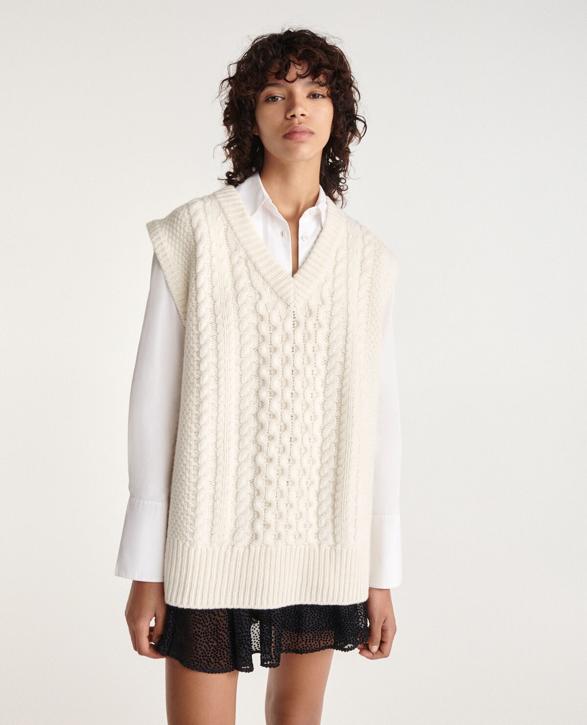Sleeveless white wool sweater with V neck