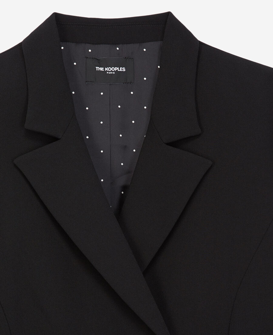 schwarze plissee-kleid im hemdstil