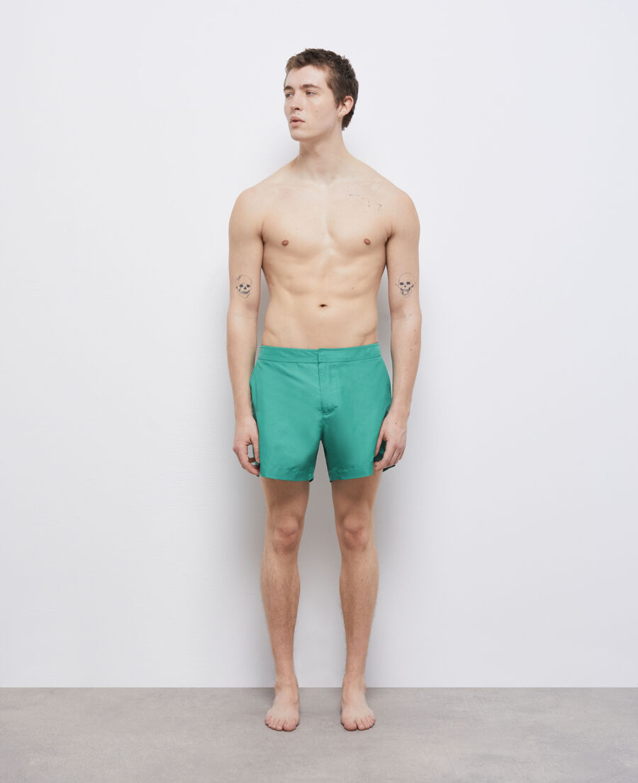 grüne badeshorts mit logo