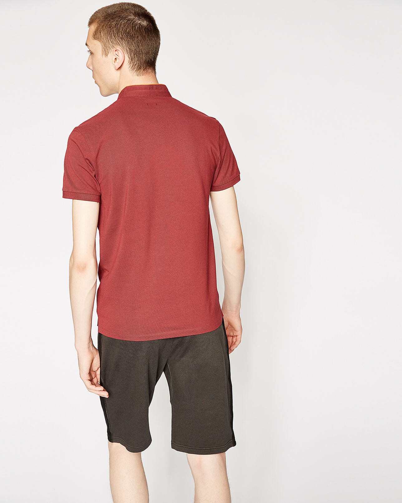 The Kooples HOMME GARNET BURGUNDY / OCRE polo coton rouge col officier détails ocre