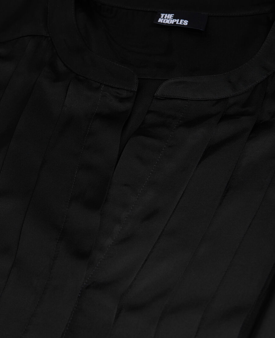 langes schwarzes kleid mit plissierung