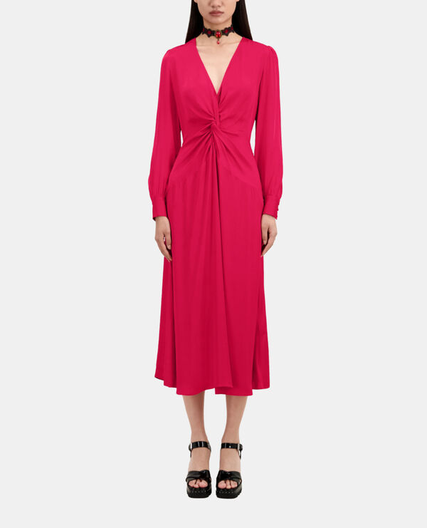 langes, rotes kleid mit schleife