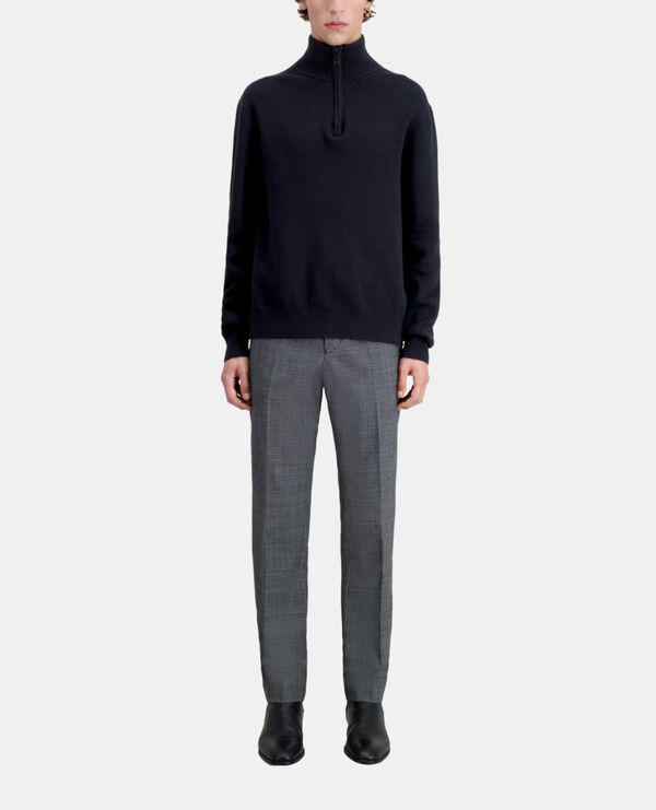 schwarzer pullover mit geprägtem logo