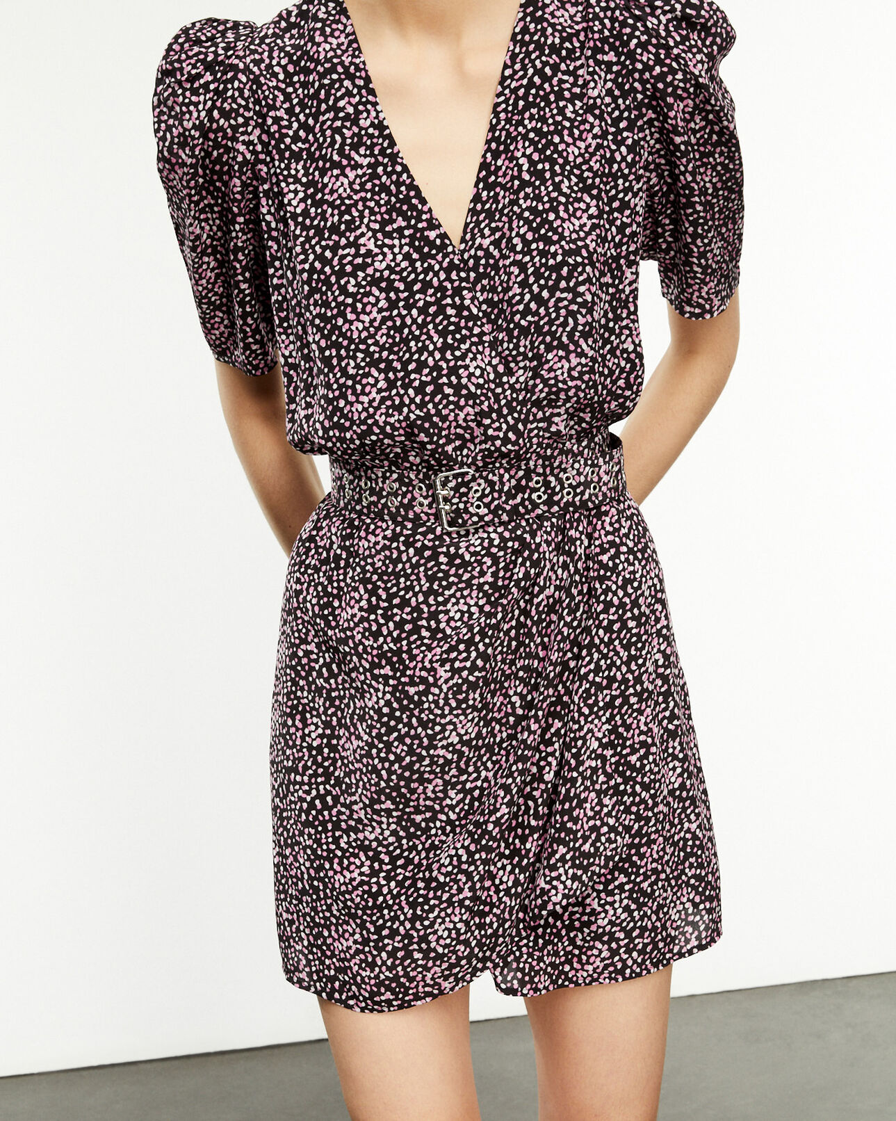 The Kooples DAMEN BLACK / PINK wickelkleid schwarz und rosa mit motiven
