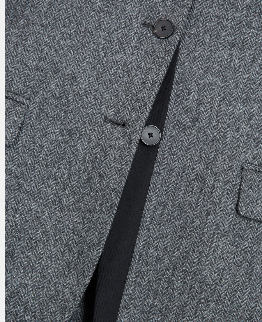 graue wolljacke mit motiv