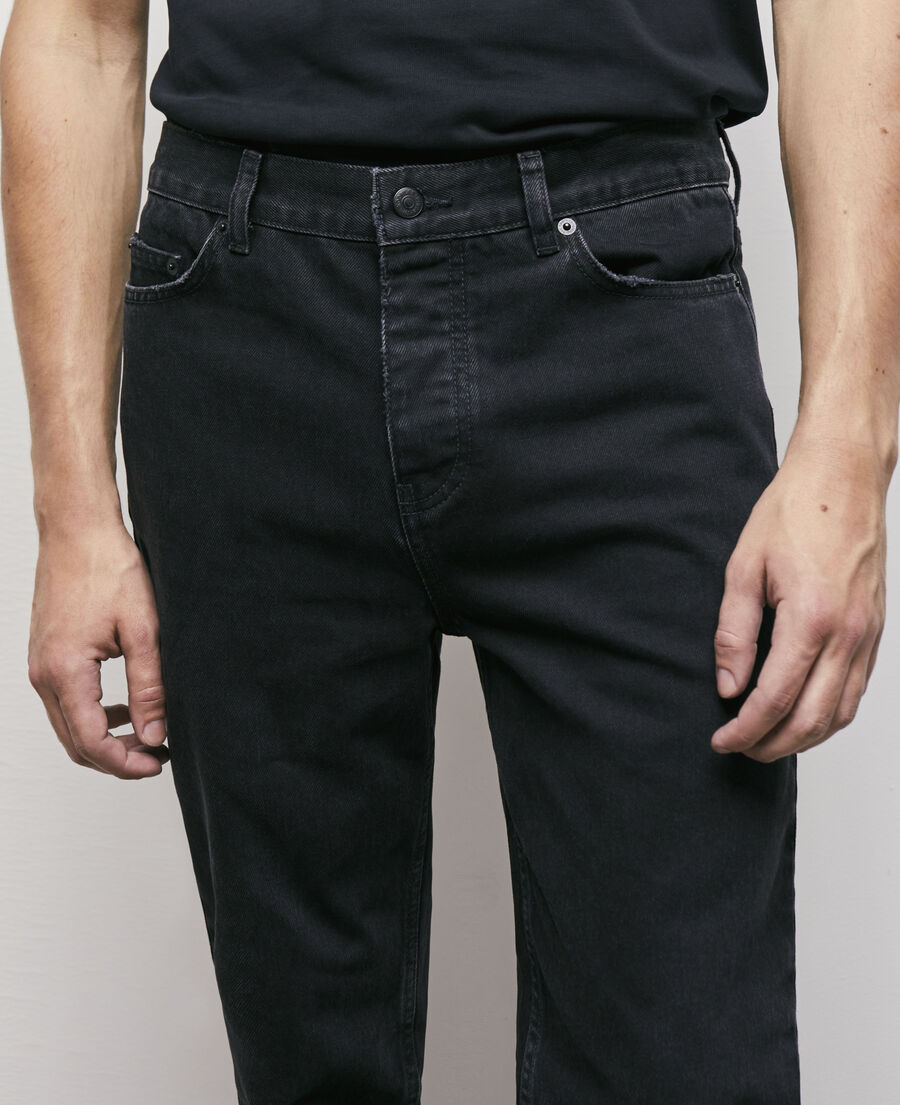 schwarze jeans mit geradem bein